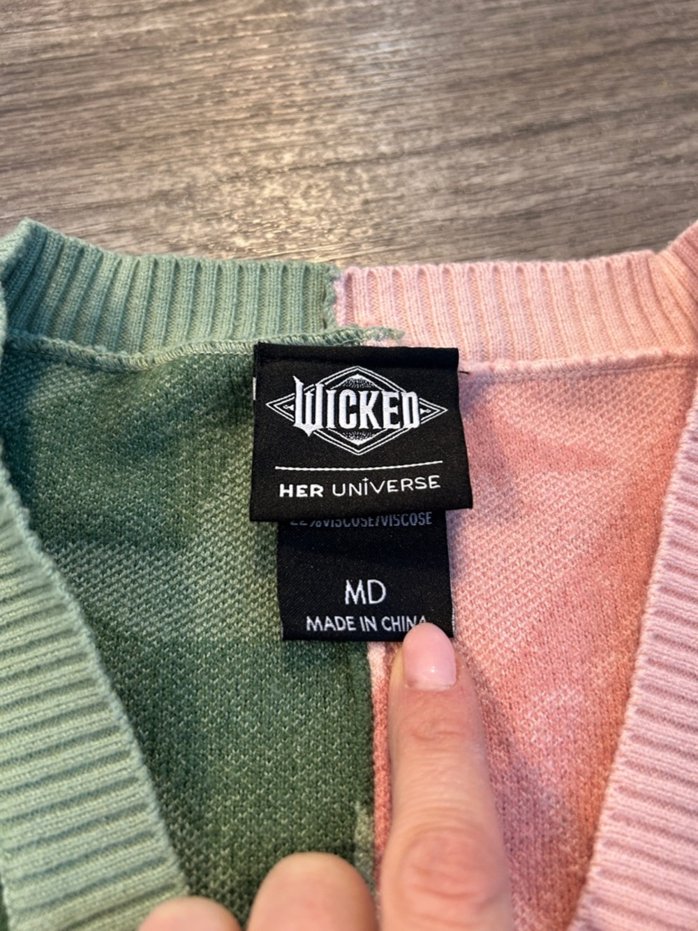 Wicked Cardigan Her Universe Medium Pink Green Argyle Glinda Elphaba - Picture 4 of 6